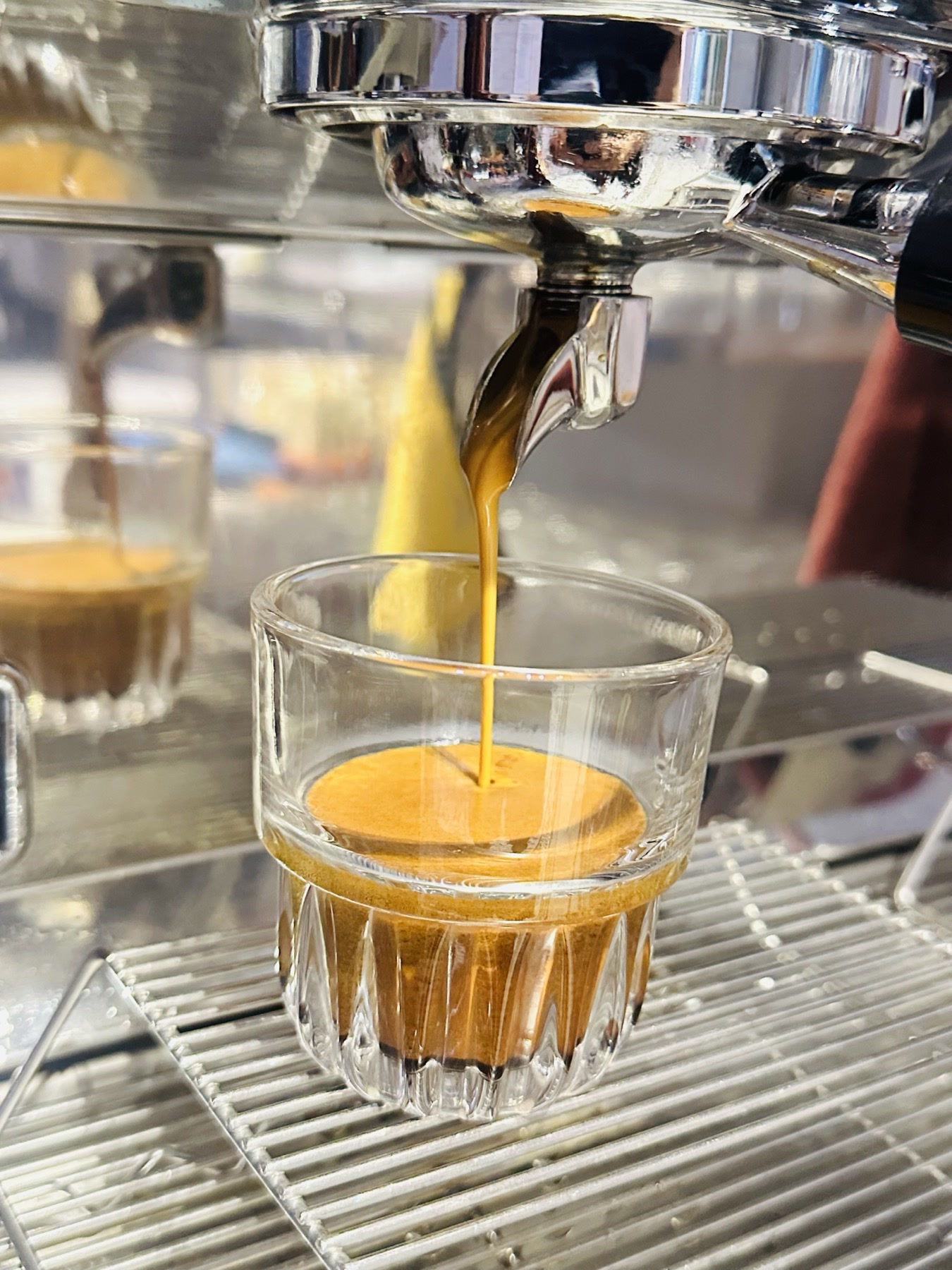 Dòng espresso đang được chiết xuất tại The Coffee Health