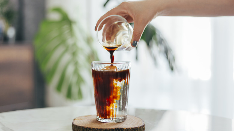 1 Cách pha chế thành phẩm ly cafe Americano