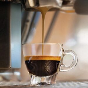 Hình ảnh ly cà phê Espresso đang được chiết xuất từ máy pha cafe